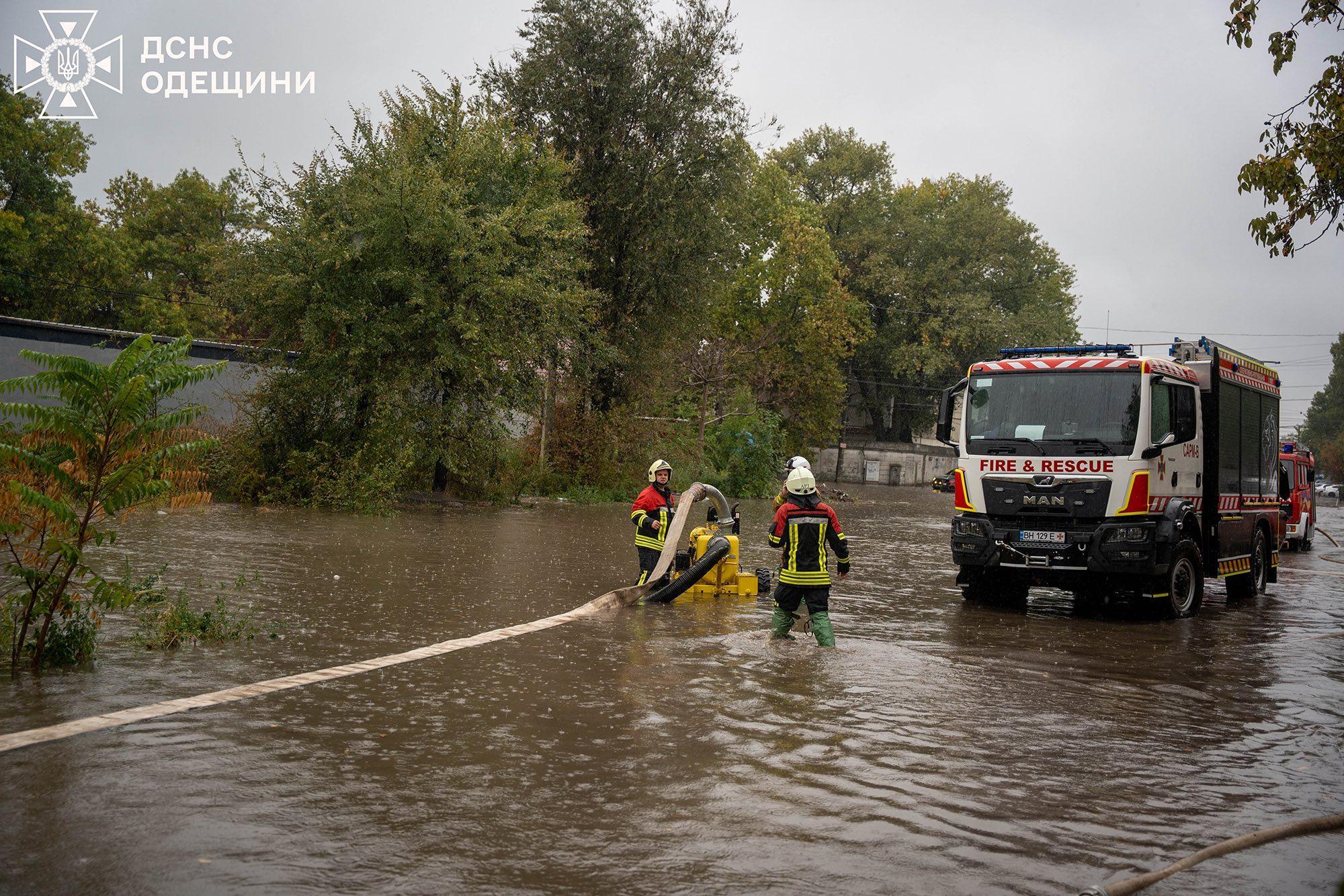 Затоплена вулиця в Одесі.