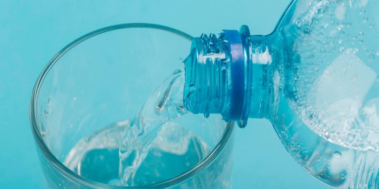 Вода в пляшці.