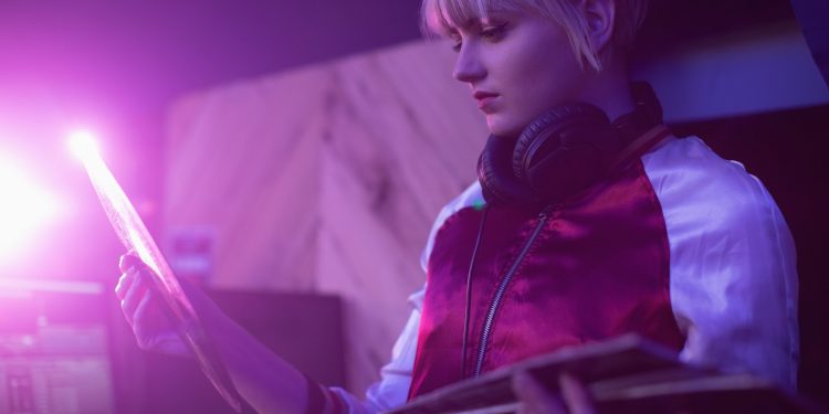 Дівчина студентка.