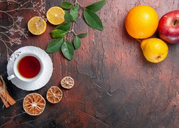 Чорний чай та фрукти.