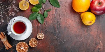 Чорний чай та фрукти.