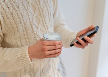 Смартфон в руках.