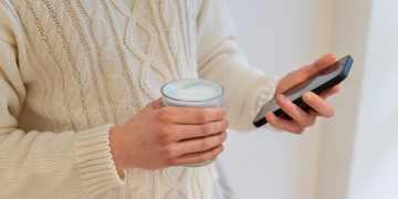 Смартфон в руках.