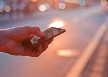 Телефон в руці.