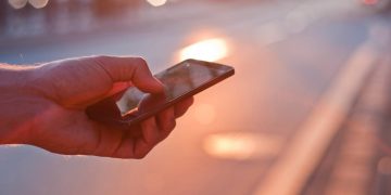 Телефон в руці.