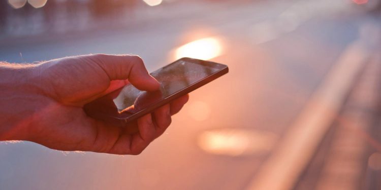 Телефон в руці.