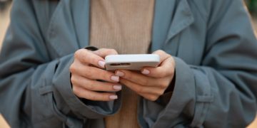 Телефон в руці.