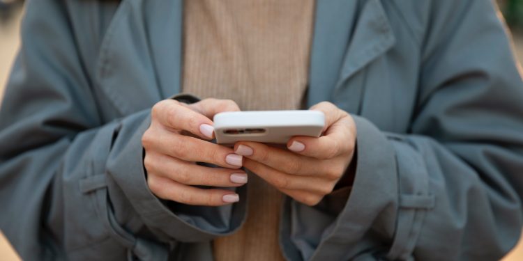 Телефон в руці.