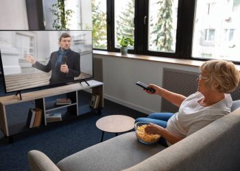 Жінка перед телевізором.