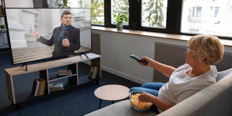 Жінка перед телевізором.