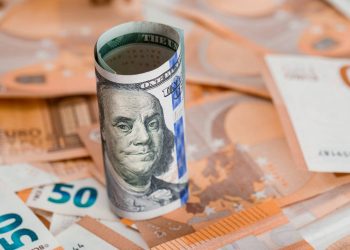 Євро та долар.