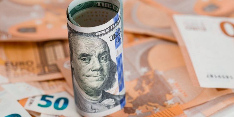 Євро та долар.