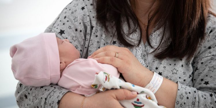 Матір та дитина.