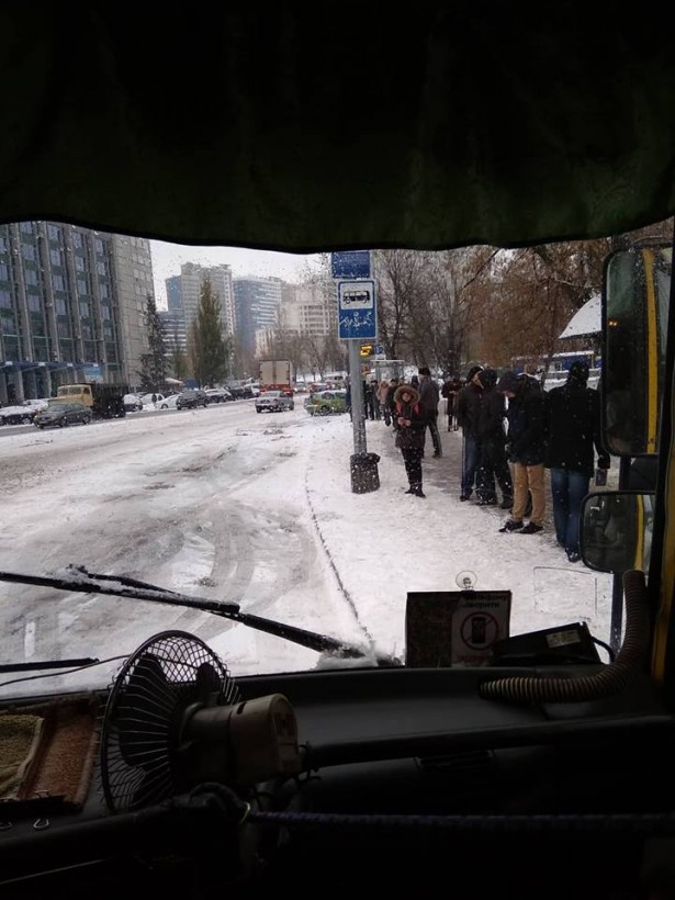 Снег заблокировал выезд от станции метро «Левобережная»: пассажиры мерзнут в очередях к маршруткам (ФОТО)