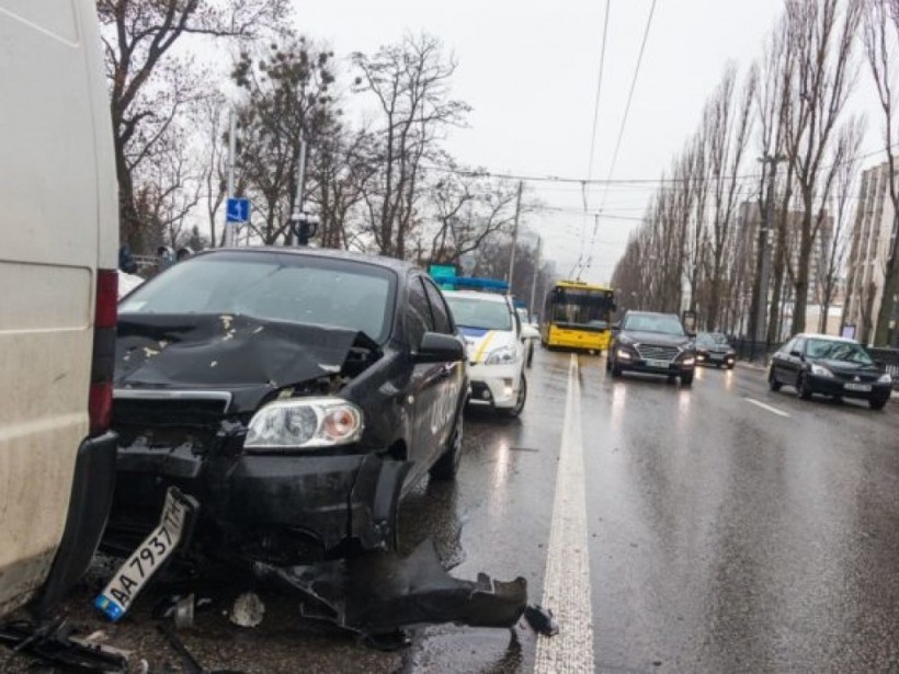 В центре Киева таксист протаранил Renaut и Citroen: есть пострадавшие (ФОТО)