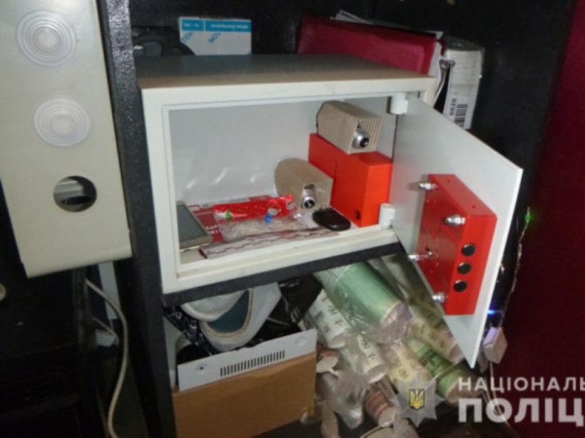 Двое наркоманов ограбили лотомаркет в Одессе, угрожая сотруднице ножом (ВИДЕО)