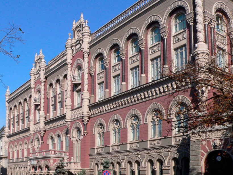Национальный банк установил официальный курс на уровне 27,71 гривны за доллар