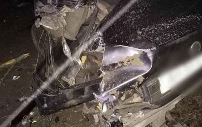 Под Мариуполем BMW врезалась в бетонную опору, есть жертвы (ФОТО)