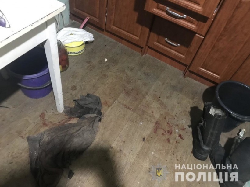 В пьяном угаре: На Харьковщине 60-летняя женщина всадила нож в живот мужа (ФОТО)