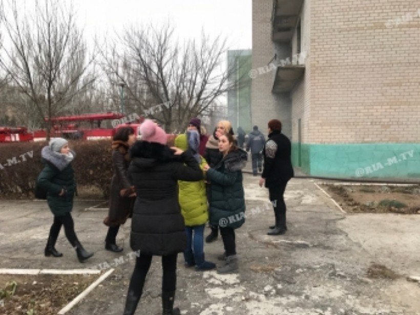 Пожар в вузе Мелитополя: Студенток снимали с восьмого этажа здания с помощью автолестницы (ВИДЕО)