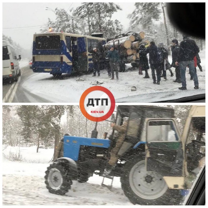 Под Киевом произошло ДТП с маршруткой: автобус врезался в трактор с бревнами (ФОТО)