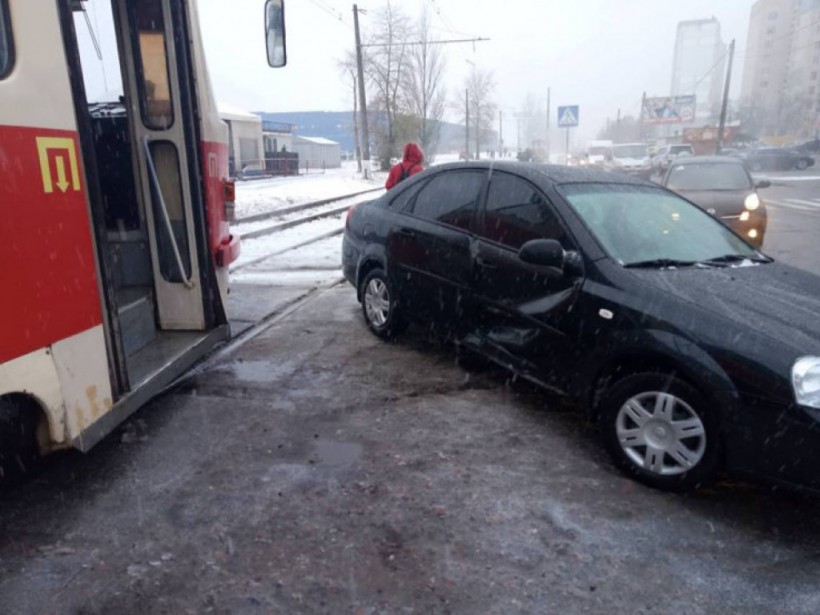 Выезжал из гаража: На столичной Троещине автомобиль заблокировал движение трамваев (ФОТО)