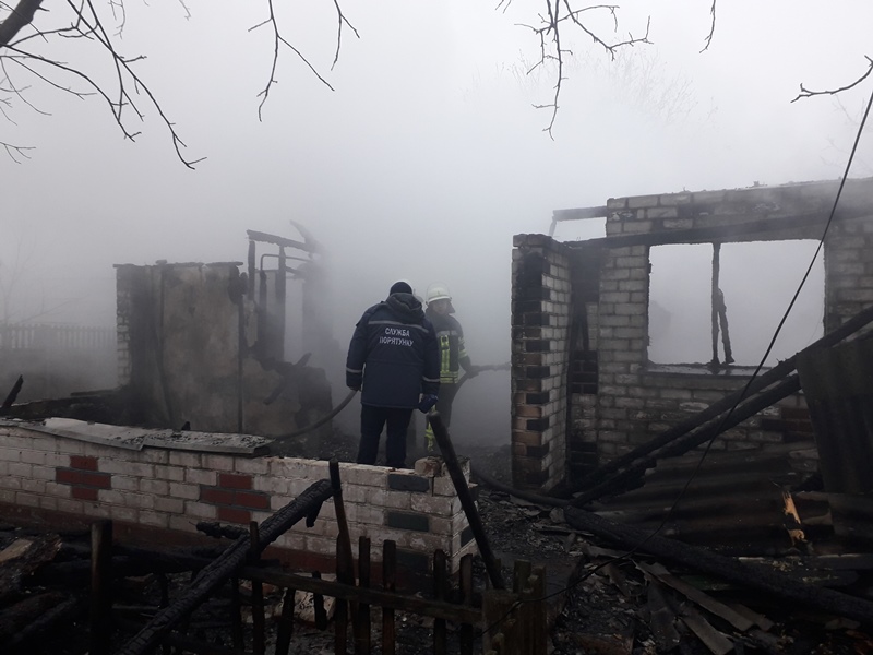 Пожарные не успели: в доме в Киевской области мужчину убило рухнувшей крышей (ФОТО)