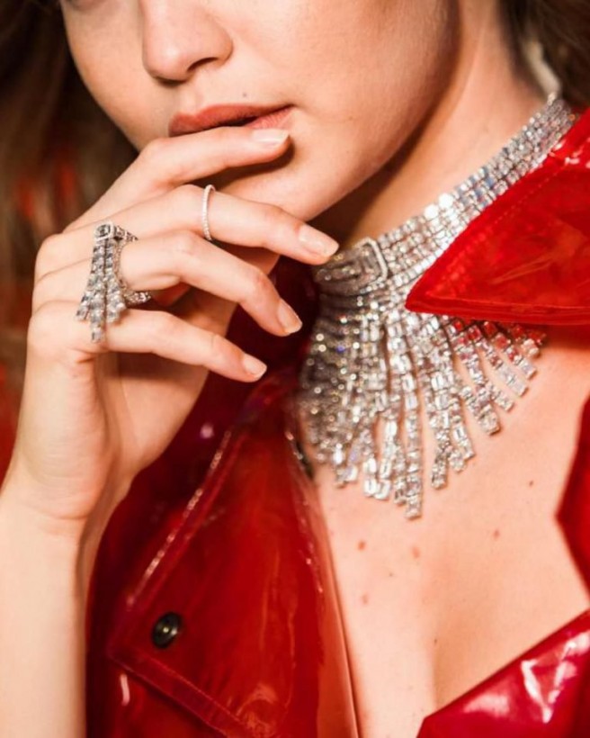 Джиджи Хадид в обольстительных нарядах примерила бриллианты (ФОТО)