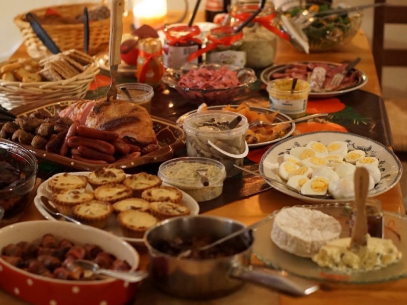Основные блюда новогоднего стола подорожали на 22% за год - эксперт