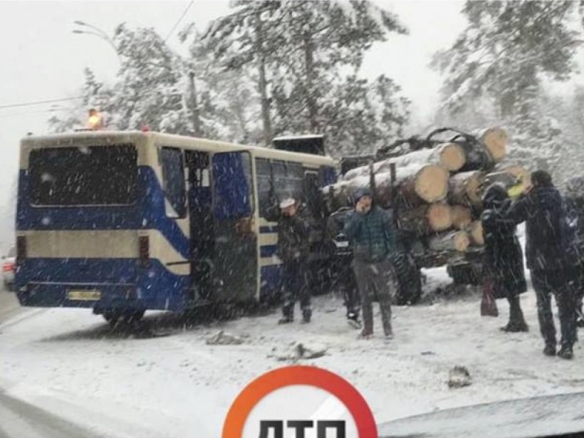 Под Киевом произошло ДТП с маршруткой: автобус врезался в трактор с бревнами (ФОТО)