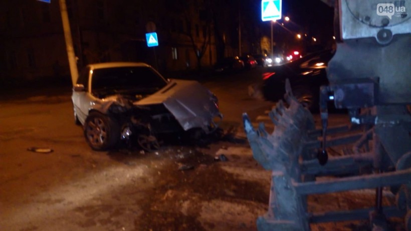 BMW протаранил мусоровоз в центре Одессы (ФОТО)