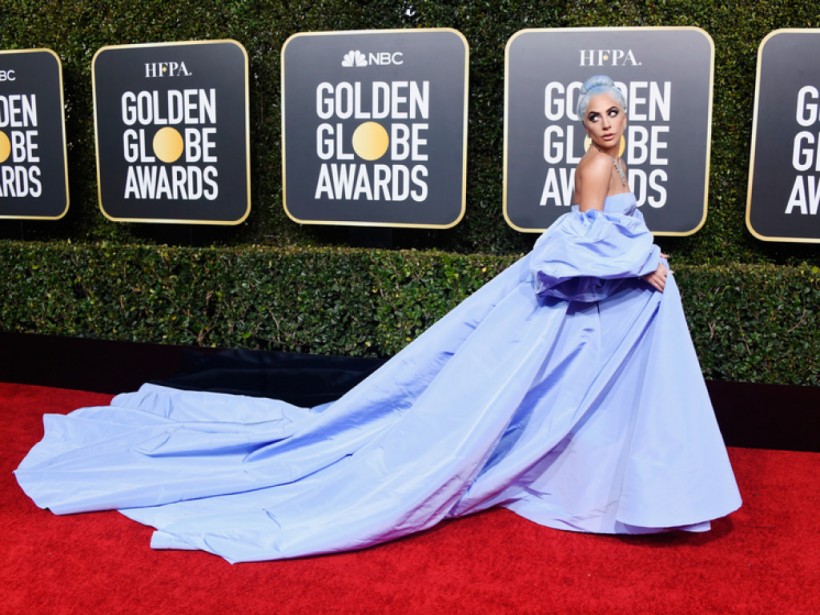 Леди Гага резко изменила внешность: голубое пальто вместо платья и белые волосы вместо голубых (ФОТО)
