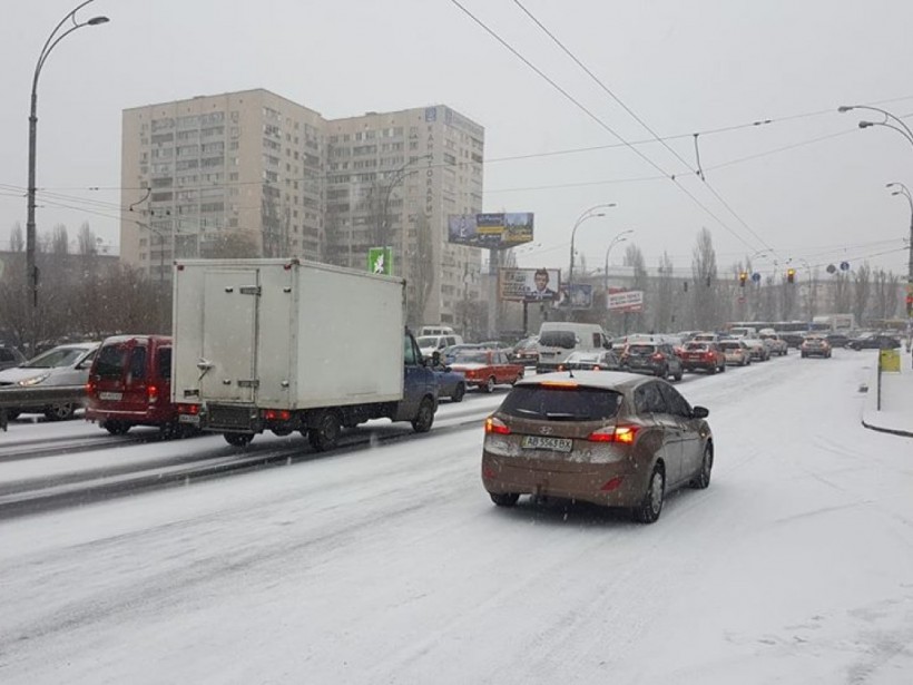 Снежный Апокалипсис: В Киеве первый снег спровоцировал транспортный коллапс