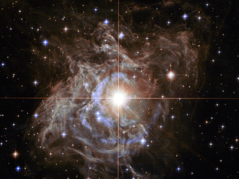 Телескоп Hubble сфотографировал звезду в 15 тысяч раз ярче солнца