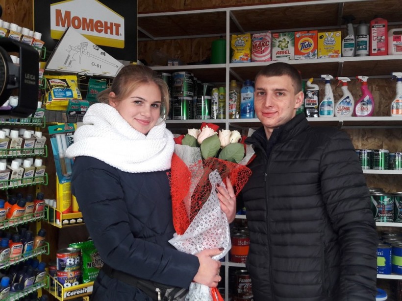 Пришел с кольцом на рынок: Парень оригинально сделал предложение девушке при помощи ТВ (ФОТО, ВИДЕО)