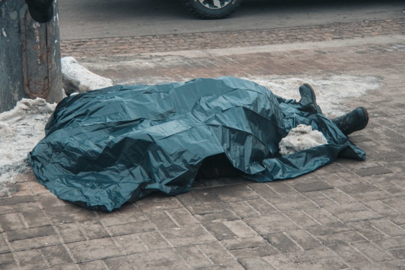 В Киеве посреди улицы внезапно умер мужчина ( ФОТО, ВИДЕО)