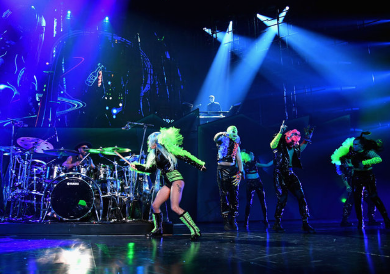 Леди Гага удивила экстравагантным образом на сцене (ФОТО)
