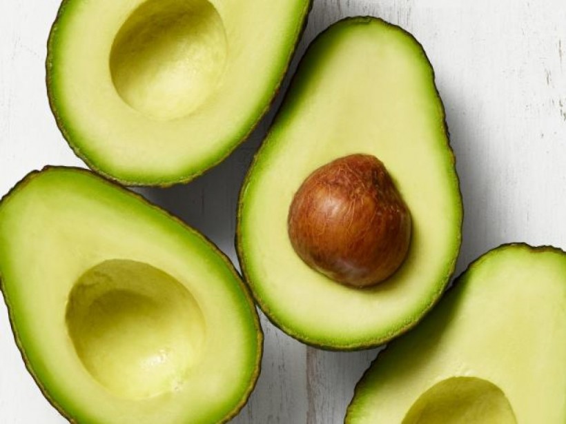 Несмотря на высокую калорийность, авокадо и орехи помогают избавиться от жировых отложений - врач