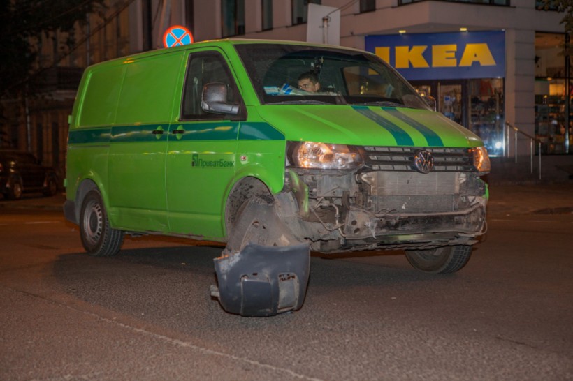 В центре Днепра инкассаторы «ПриватБанка» столкнулись с Lexus (ФОТО)