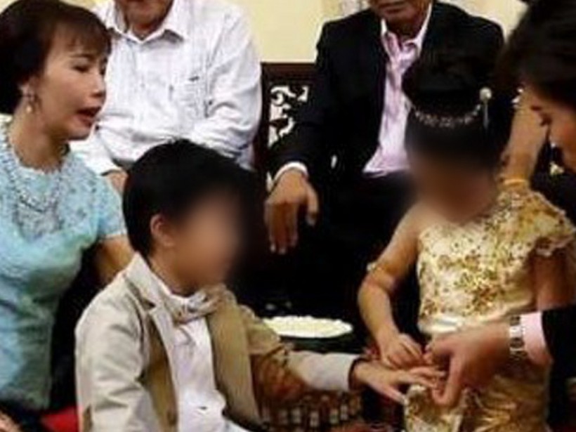 Для того, чтобы очистить карму, в Таиланде поженили шестилетних близнецов