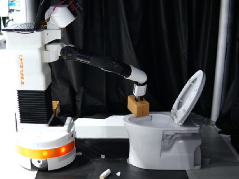 Уборщицы не понадобятся: изобретен робот для уборки туалетов (ВИДЕО)
