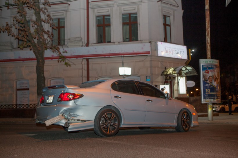 В центре Днепра инкассаторы «ПриватБанка» столкнулись с Lexus (ФОТО)