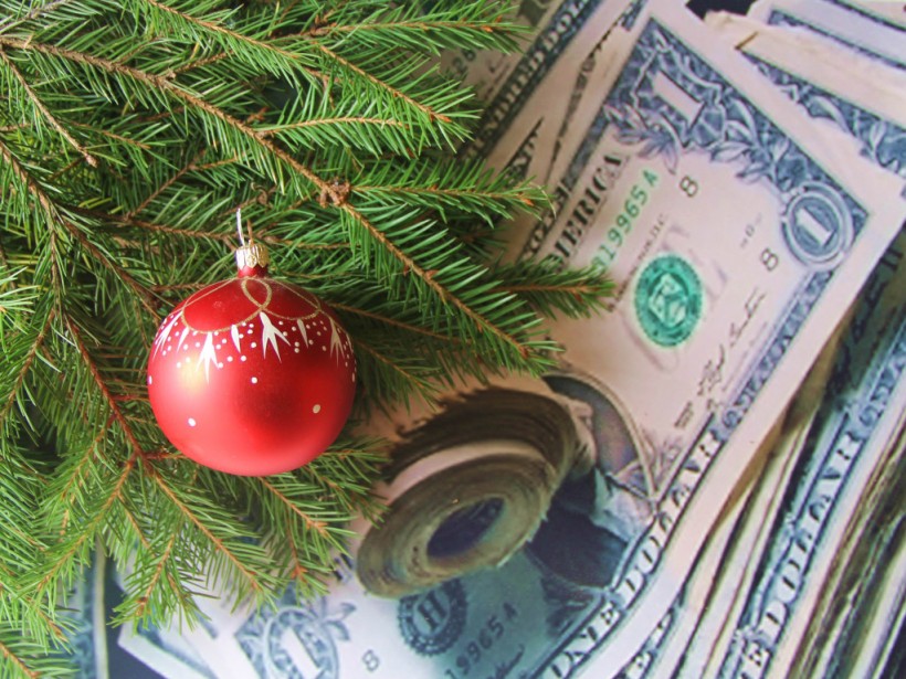 Эксперт: Новый год встречают в обновках и с деньгами в карманах