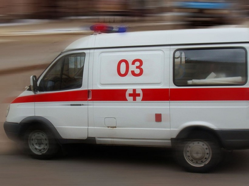 В Киеве пьяный мужчина попал под колеса машины (ВИДЕО)