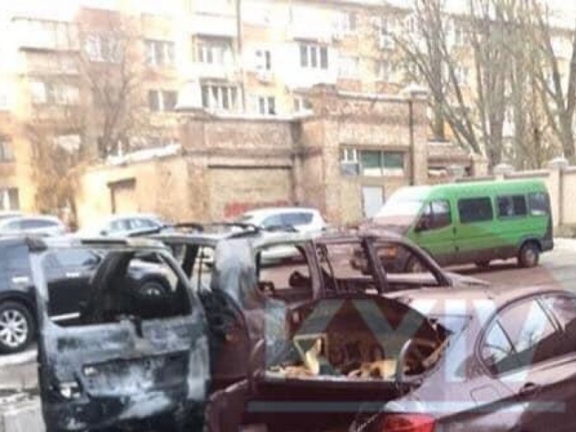 В Соломенском районе Киева сгорели две иномарки (ФОТО)