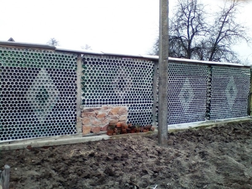 В селе Житомирской области местный житель построил уникальный забор (ФОТО)