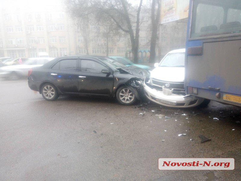 В Николаеве произошло тройное ДТП: столкнулись автобус и два легковых автомобиля (ФОТО)