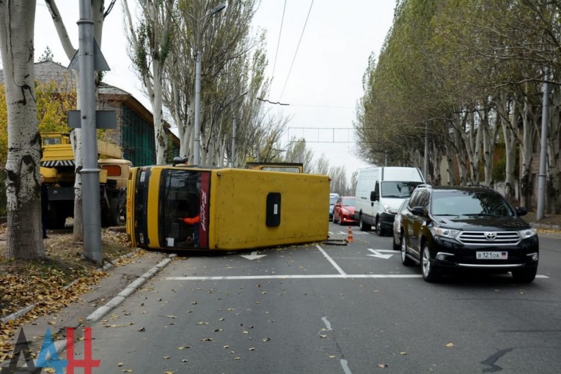 В Макеевке перевернулся автобус, семь человек пострадали (ФОТО)