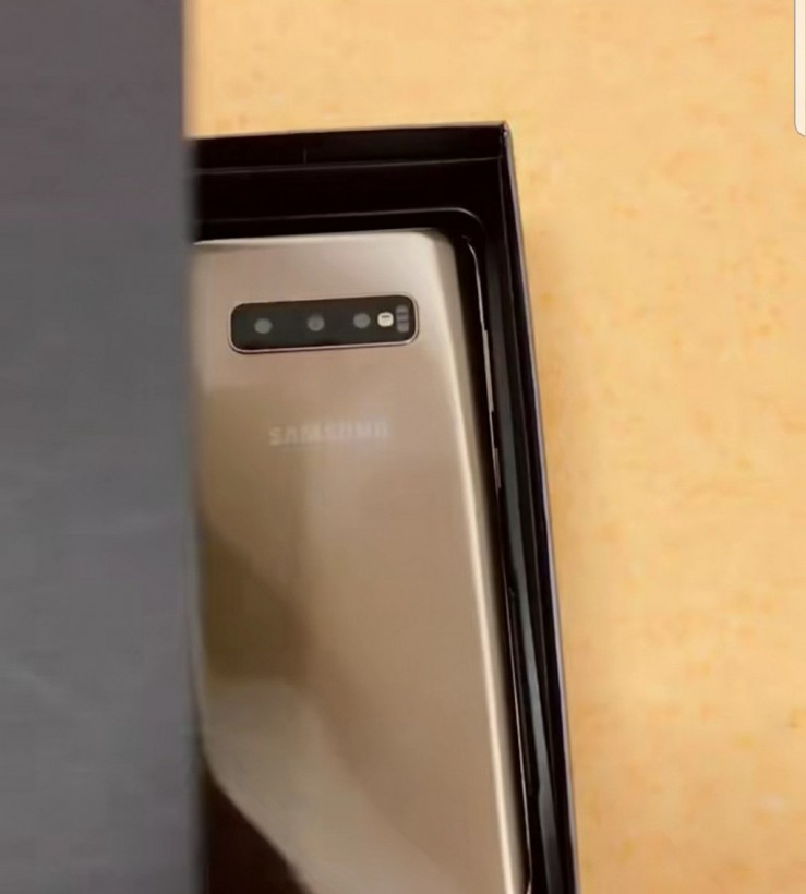 Samsung Galaxy S10: В сеть просочились первые «живые» фото флагмана