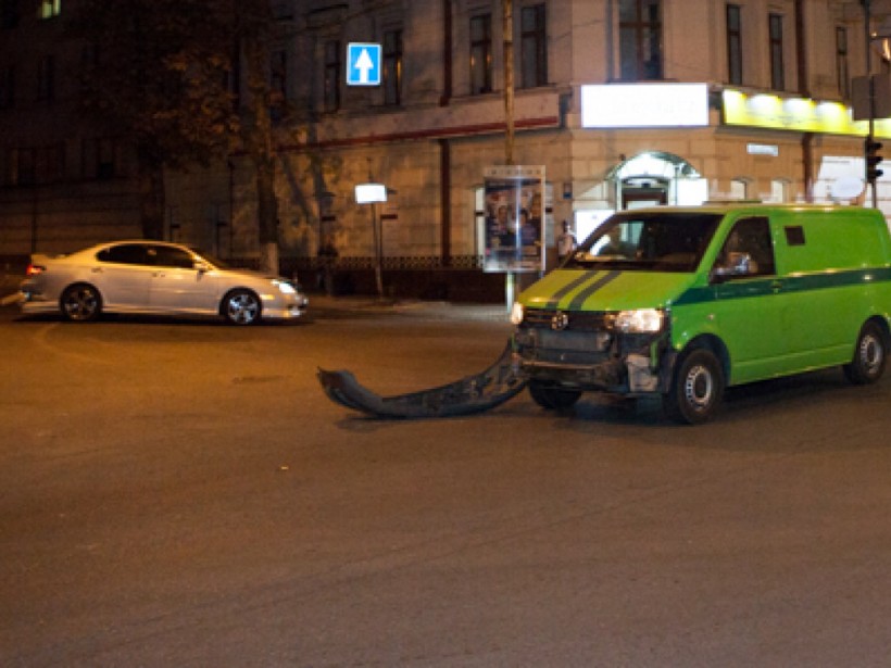 В центре Днепра инкассаторы «ПриватБанка» столкнулись с Lexus (ФОТО)